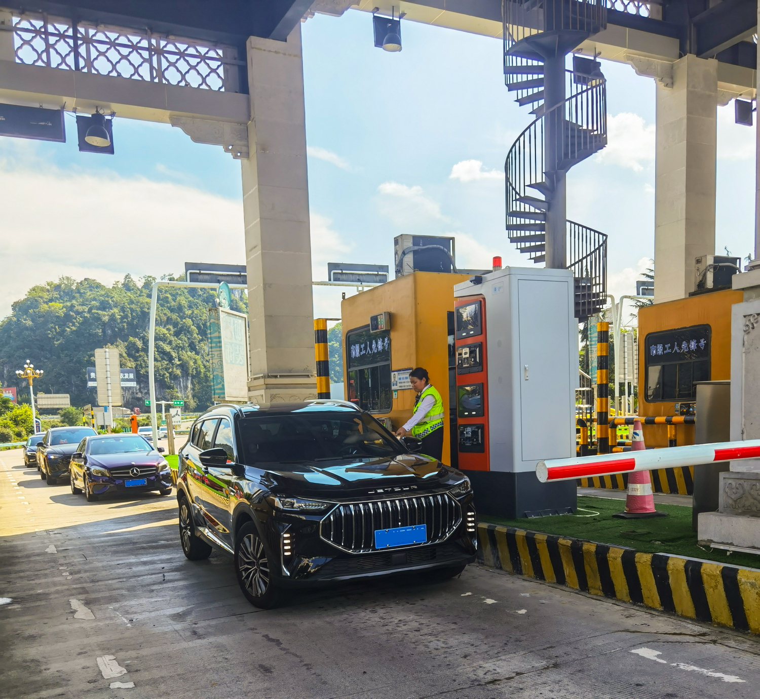 無(wú)人值守車(chē)道在安順南、崗烏收費(fèi)站正式投入使用